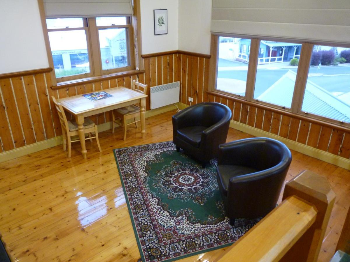 Bushman'S At Strahan Aparthotel ภายนอก รูปภาพ