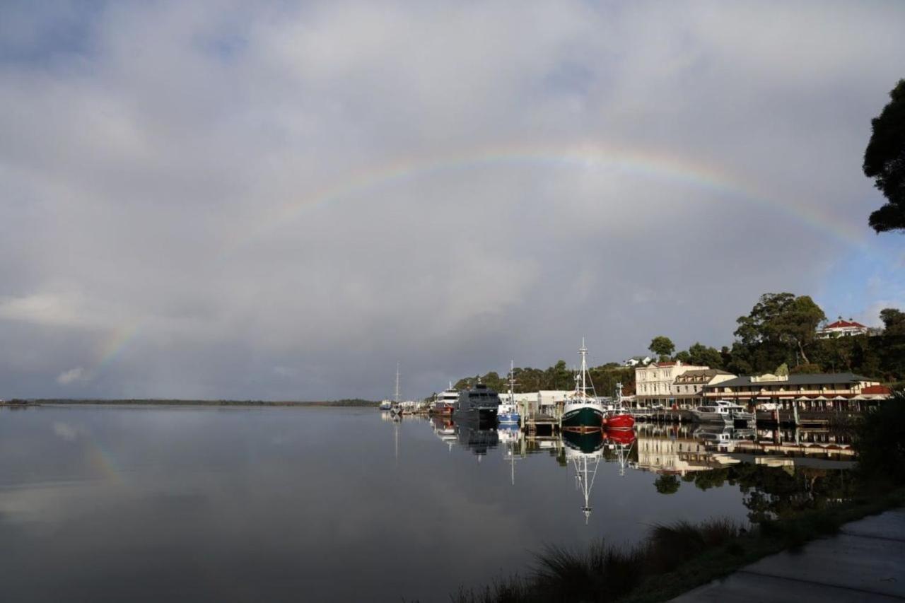 Bushman'S At Strahan Aparthotel ภายนอก รูปภาพ