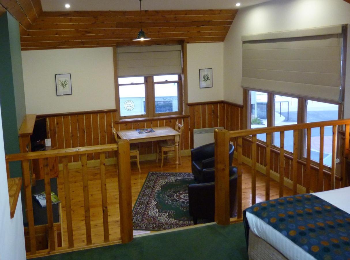 Bushman'S At Strahan Aparthotel ภายนอก รูปภาพ