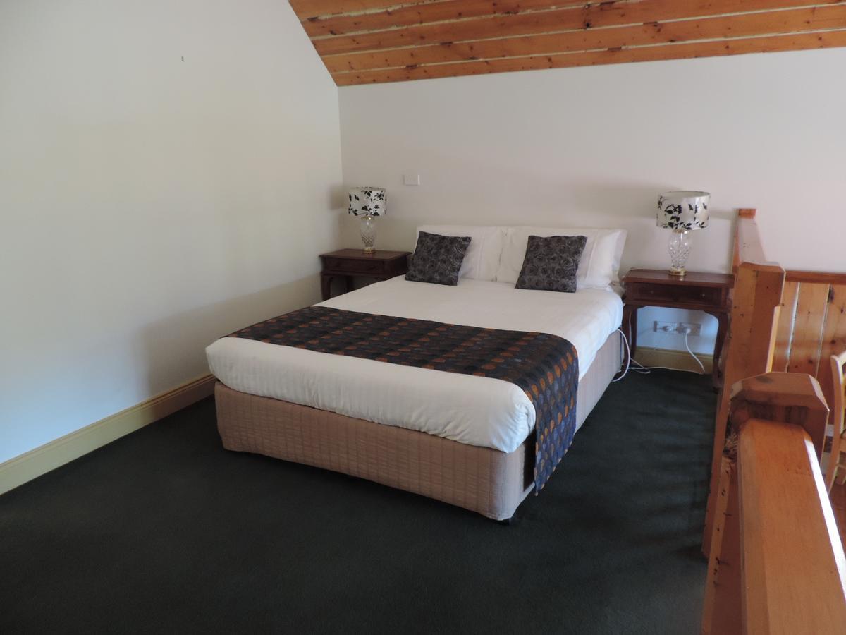 Bushman'S At Strahan Aparthotel ภายนอก รูปภาพ